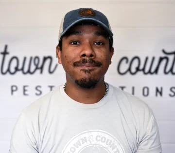 town-country-evan-pest-control-technician