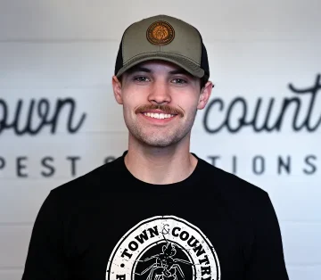town-country-hunter-pest-control-technician