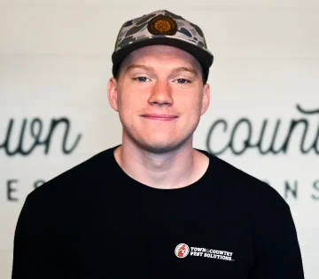 town-country-josiah-pest-control-technician