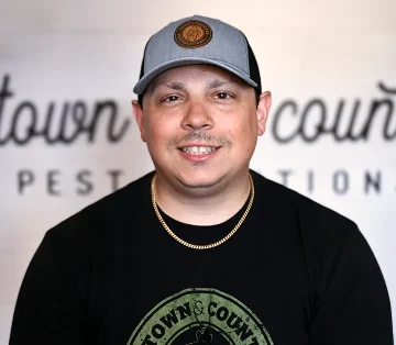 town-country-phil-pest-control-technician