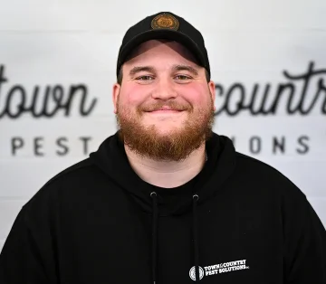 town-country-will-pest-control-technician